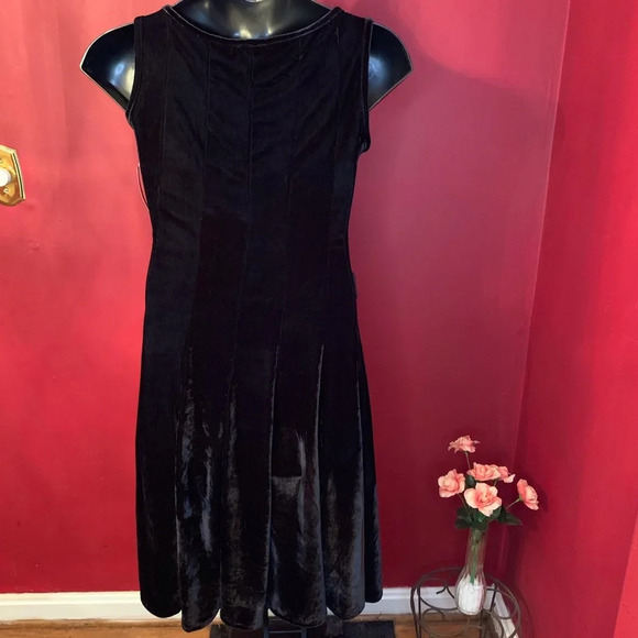 NWT LA VANYA VELVET DRESS SIZE M - Picture 4 of 6